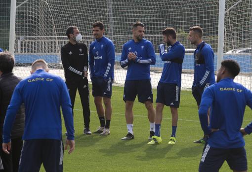 José Mari entre Negredo y Cala durante un entrenamiento.