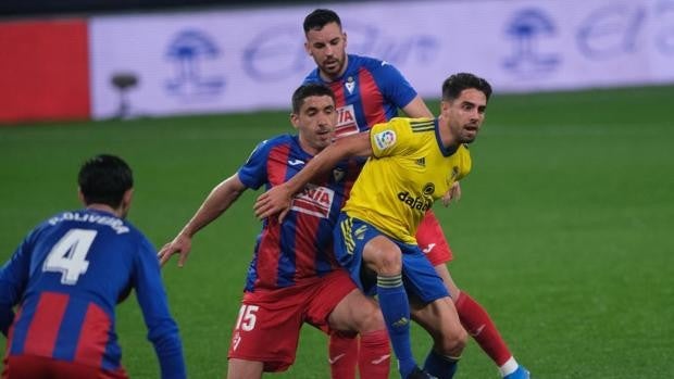 El Cádiz CF deja al Eibar en un pozo que ahora está a seis puntos