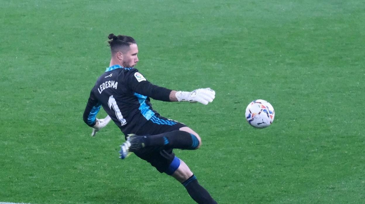 Conan saca de puerta en el partido ante el Eibar