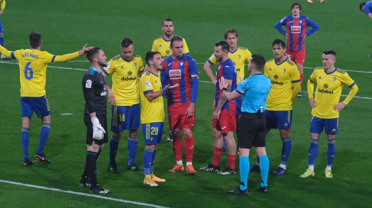 Álvaro Negredo marcó el gol de la victoria del Cádiz CF ante el Eibar.