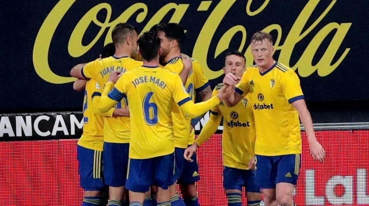 Los jugadores del Cádiz celebran el gol ante el Eibar.