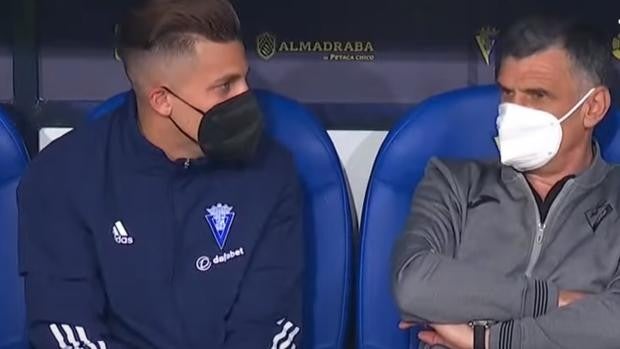 El calentamiento del Cádiz - Eibar dejó una de las imágenes del partido