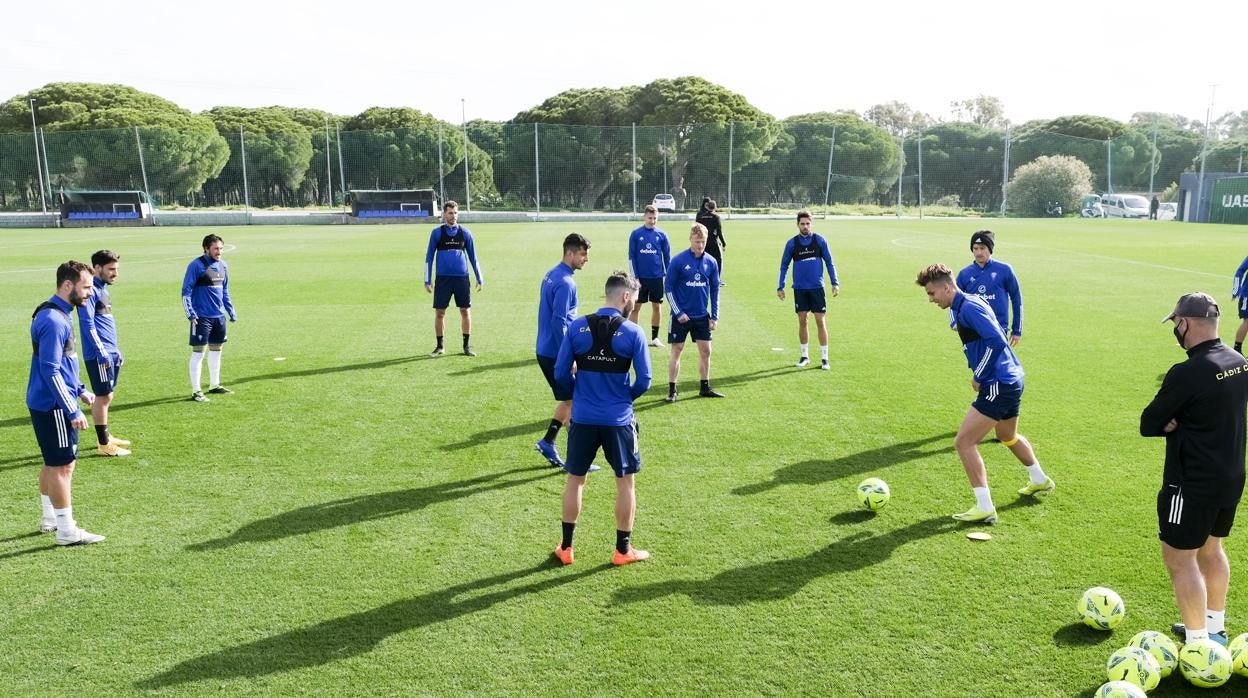 Los jugadores del Cádiz en una sesión de entrenamientos.