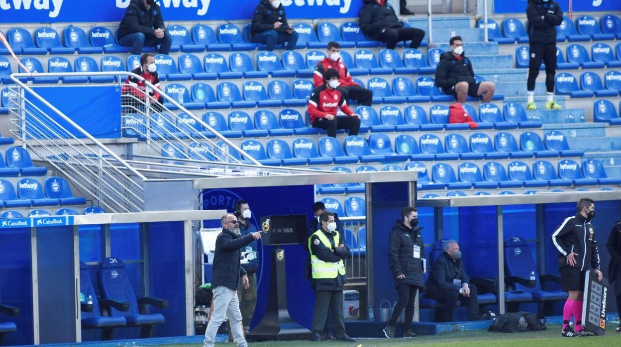 El técnico cadista durante el partido en Mendizorroza.