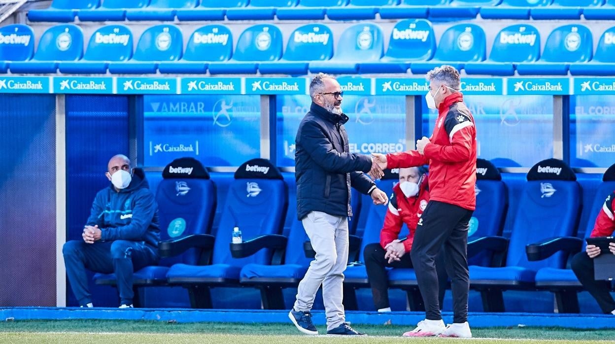 Álvaro Cervera saluda a un integrante del banquillo del Alavés