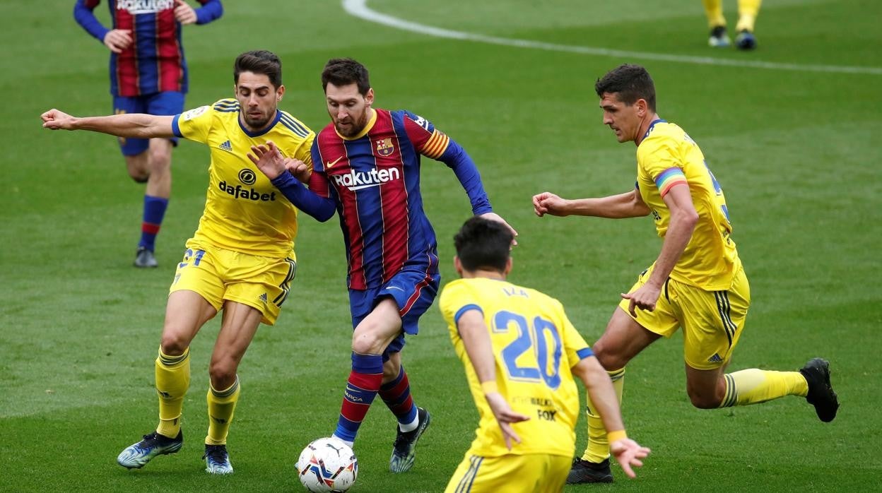 Garrido, Iza y Sobrino defendiendo a Messi en el partido del Nou Camp.