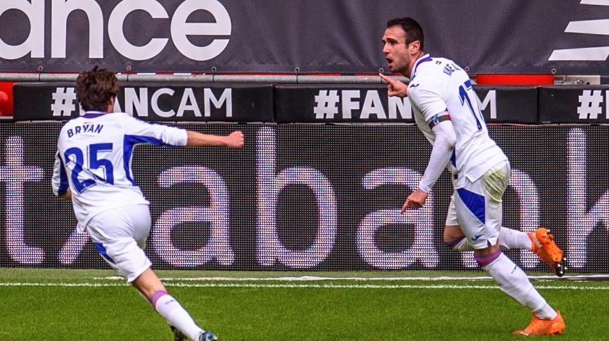 Bryan Gil y Kike García celebran el tanto del empate, obra del delantero armero.