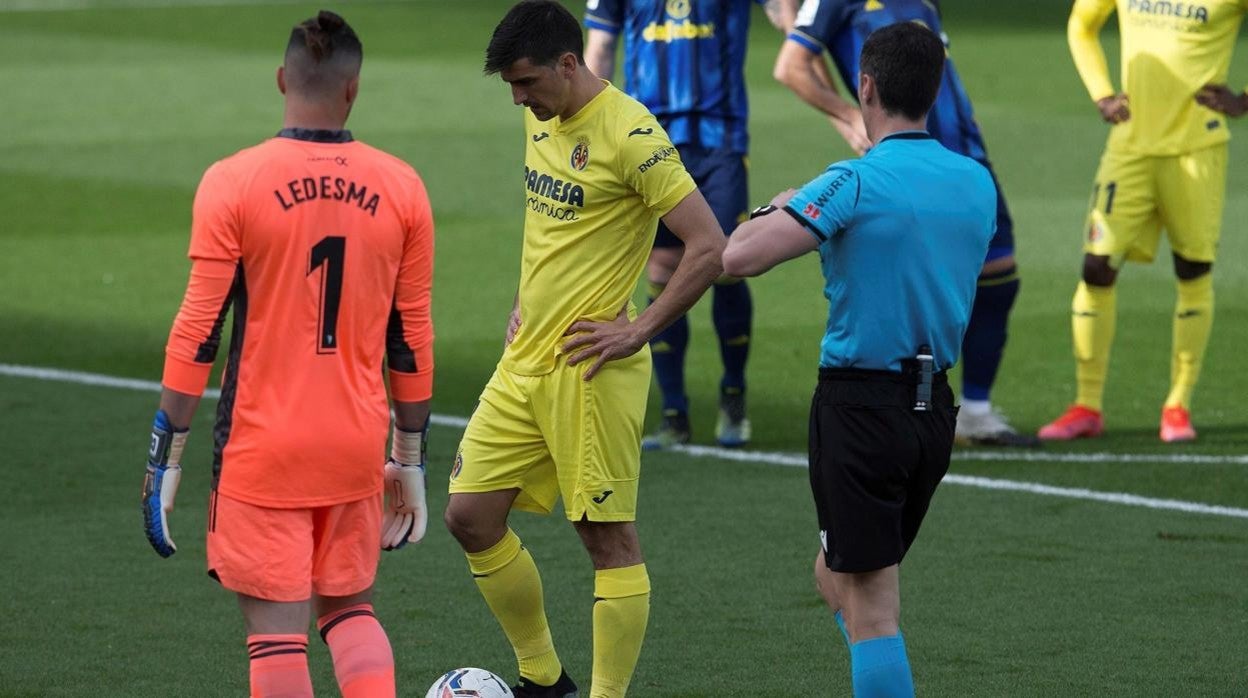 Soto Grado, junto a Conan y Gerard antes de lanzar el penalti en el partido Villarreal-Cádiz.