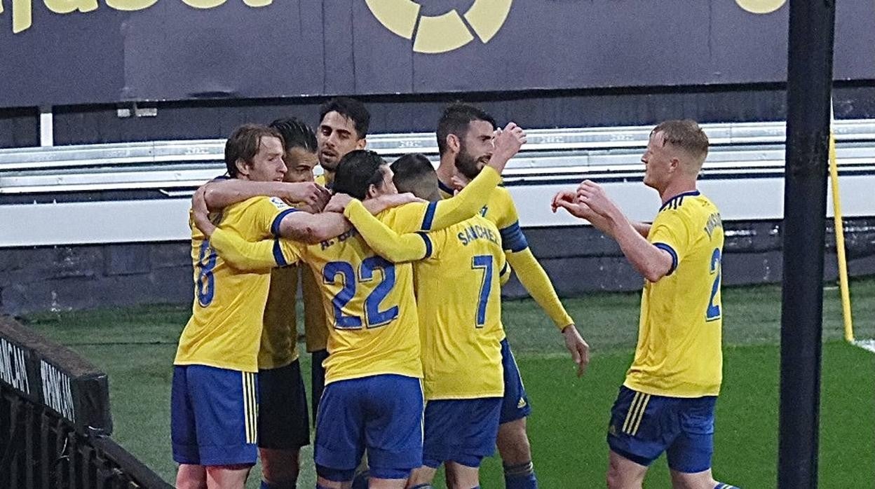 'Pacha' Espino y Álvaro Negredo celebran un gol esta temporada junto al resto de sus compañeros.