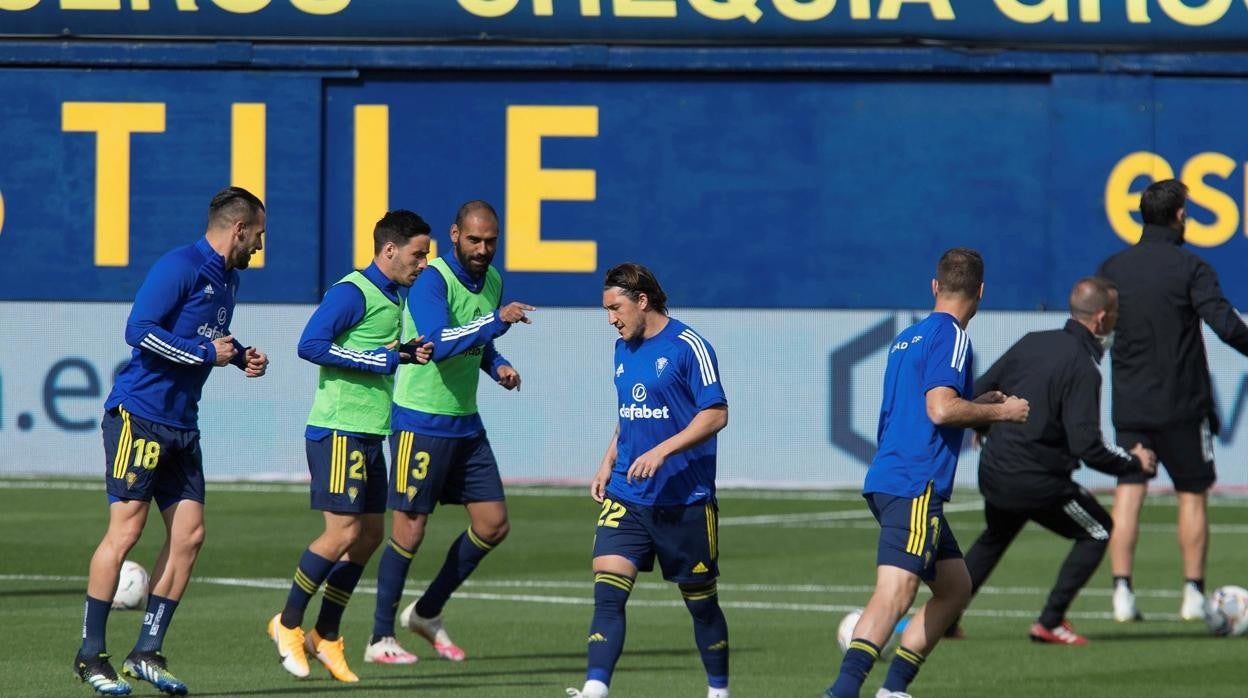 el once de cervera calienta en el estadio de la cerámica.