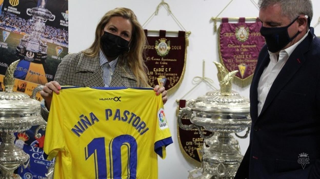 Niña Pastori fue homenajeada por el Cádiz CF.