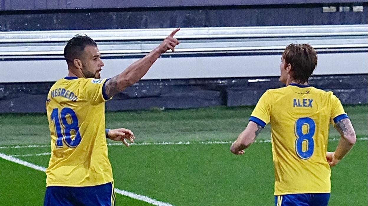 Negredo y Álex celebran un gol en Carranza.