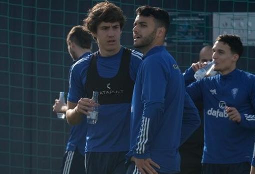 Marc Baró y Álex Martín entrenando con el primer equipo del Cádiz CF a las órdenes de Álvaro Cervera.