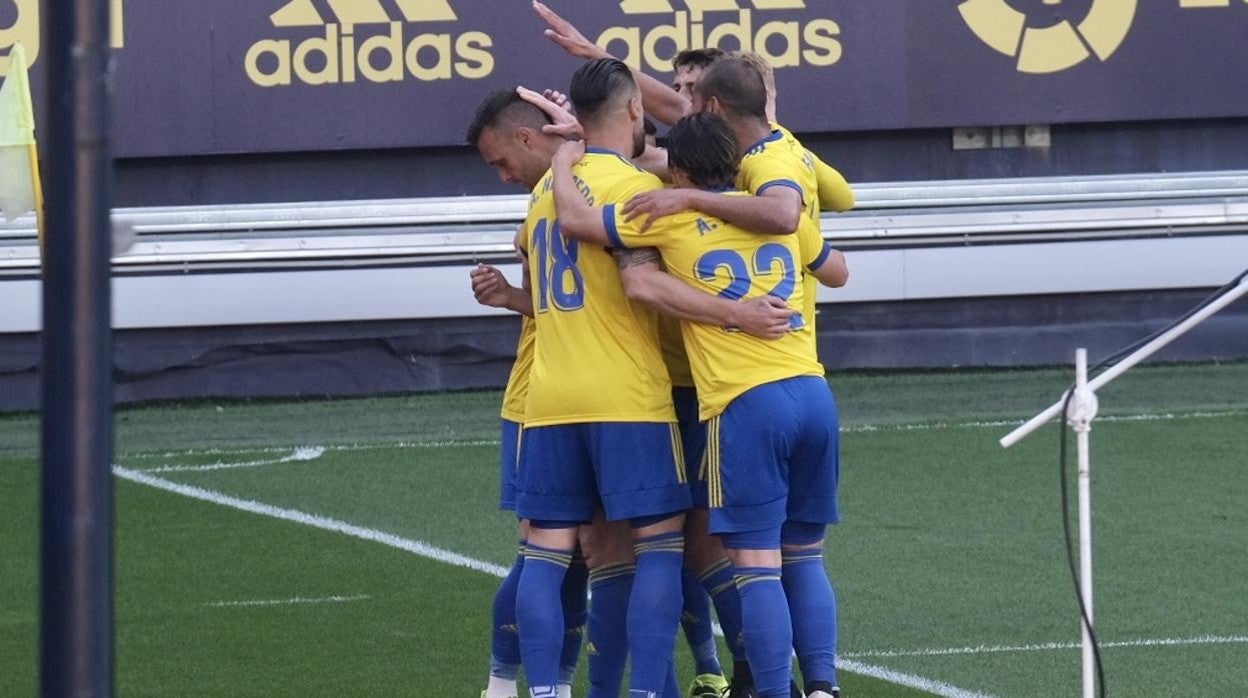 Los jugadores del Cádiz celebran el primer gol ante el Valencia.