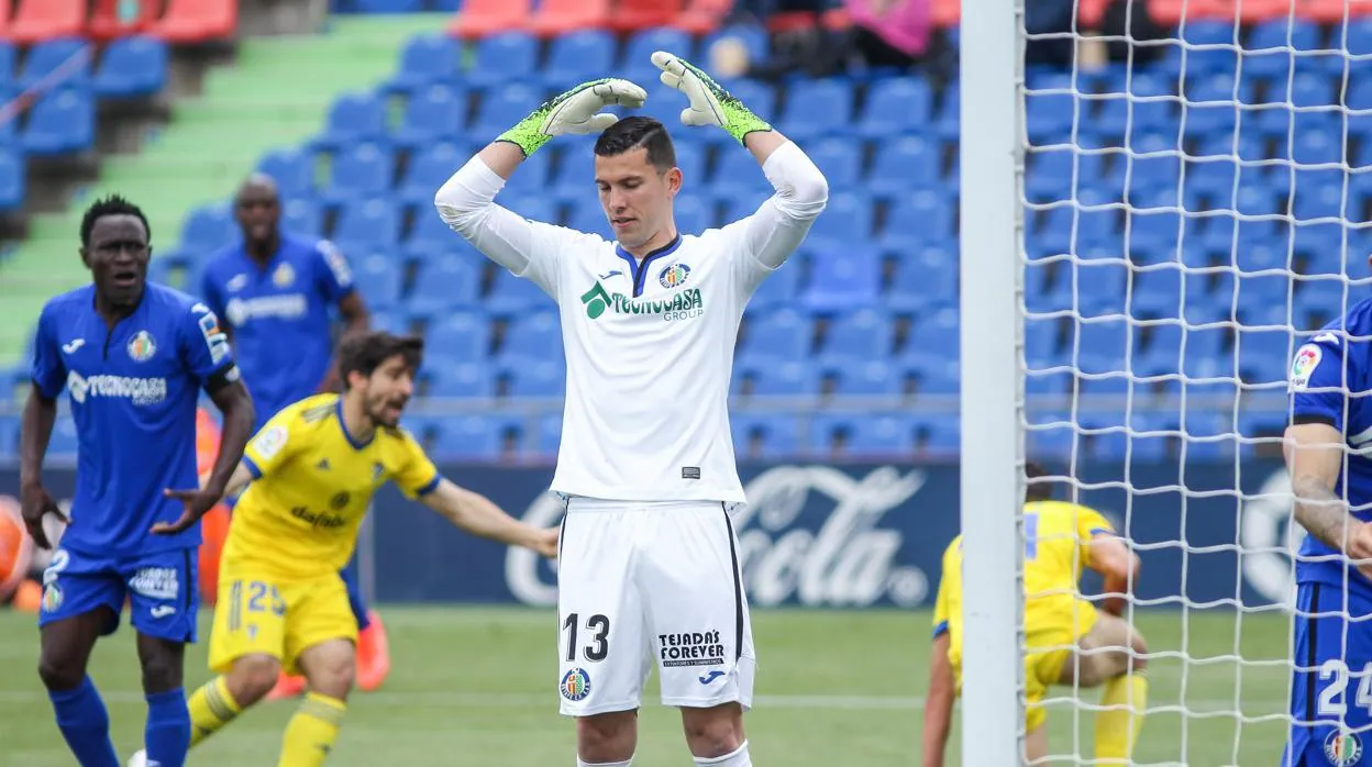 Jairo celebra el gol con Rubén Sobrino, ante la incredulidad de Djene y Soria.
