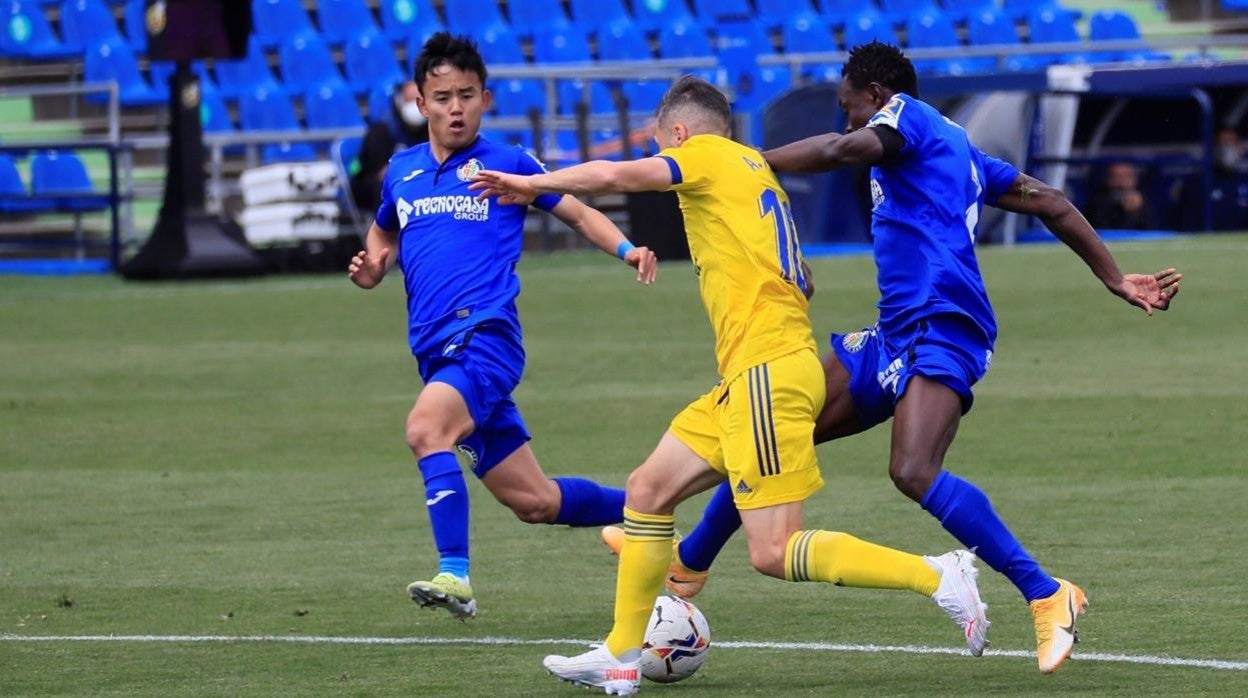 Perea lucha por el balón ante Djené y Take Kubo.