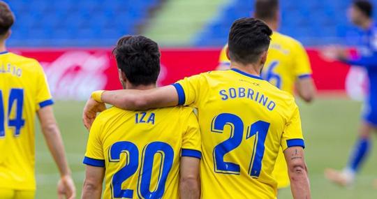 Iza y Sobrino se abrazan tras el 0-1.