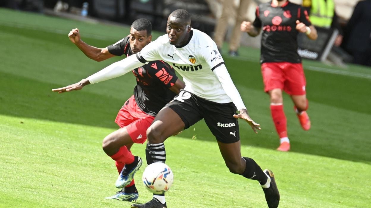 Diakhaby ante Isak en el Valencia-Real Sociedad.