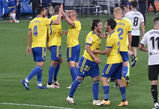 Los jugadores del Cádiz celebran el triunfo contra el Valencia.