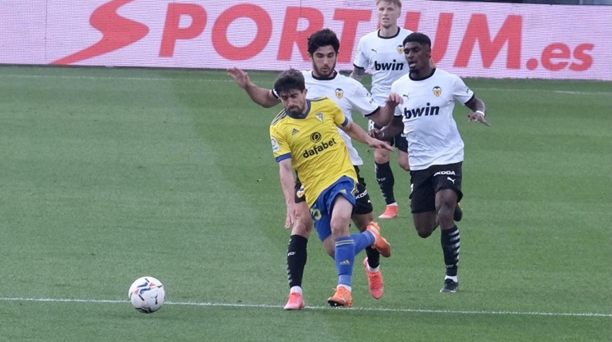 Jairo Izquierdo conduce el balón ante el Valencia.