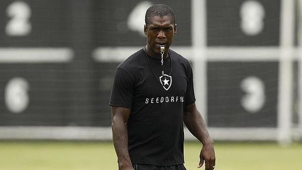 La tajante propuesta de Seedorf para castigar los insultos racistas en los partidos