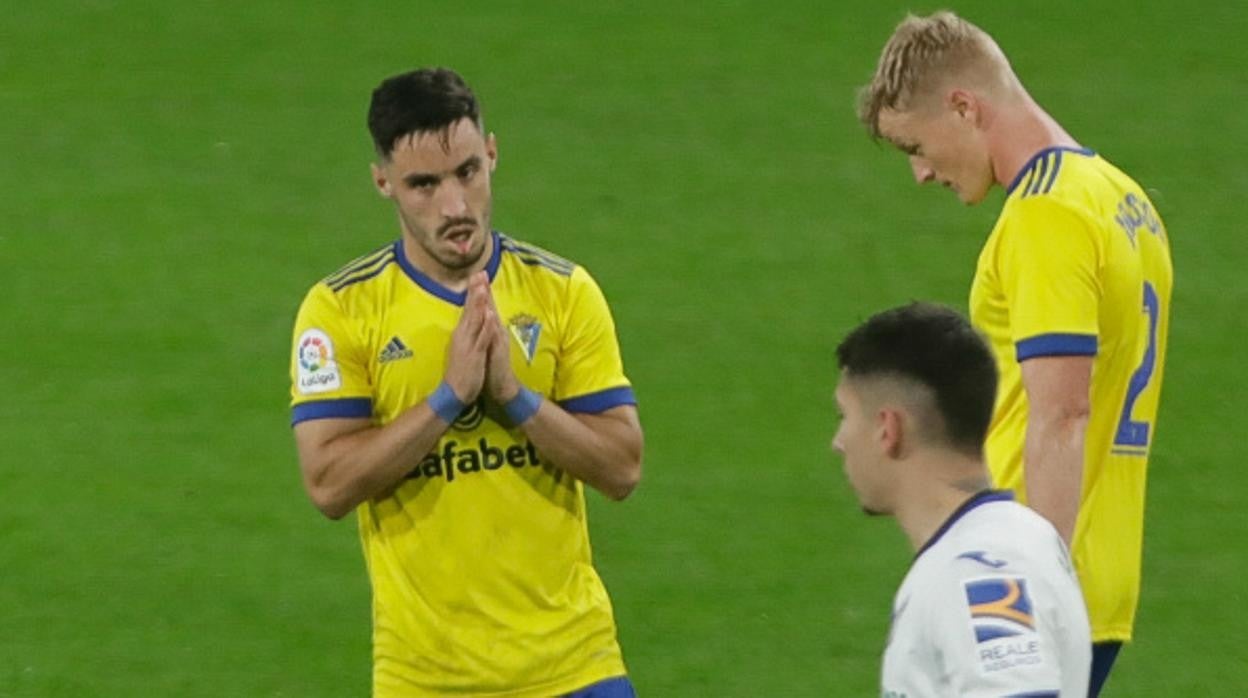 Iza y Jonsson, durante un partido ante el Getafe en Carranza.