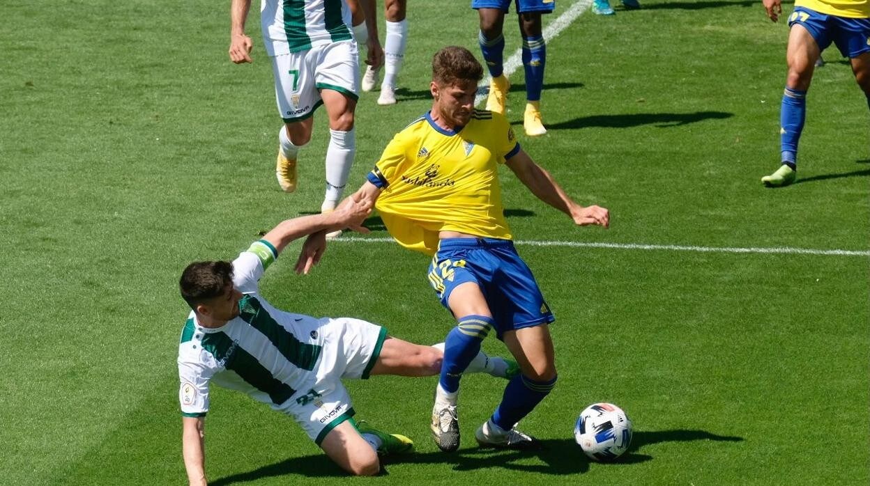 Cádiz B y Córdoba disputaron un trepidante encuentro en El Rosal.