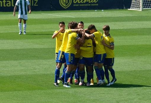El Cádiz B celebra el 1-0 ante el Córdoba.