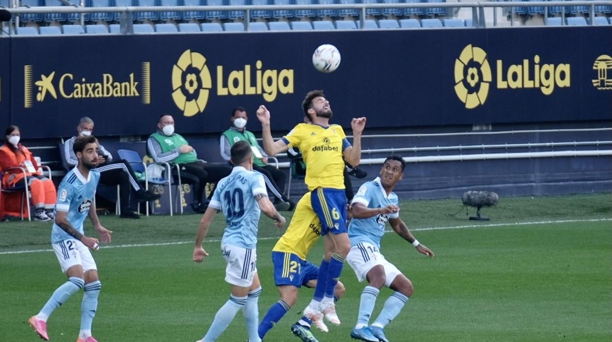 josé mari toca un balón en el centro del campo.