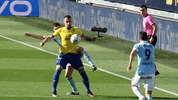 El descenso se queda a nueve puntos de un Cádiz CF que suma