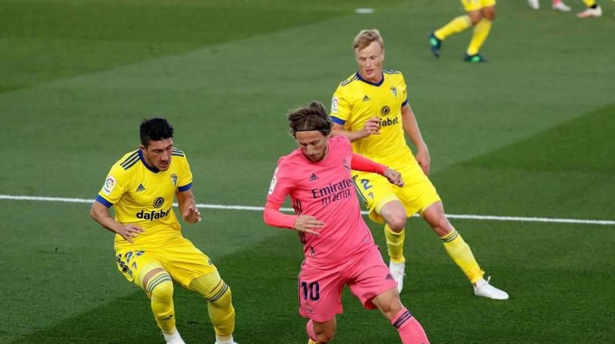 Modric, con Espino en el Real Madrid-Cádiz CF.