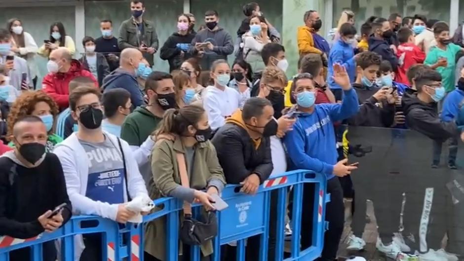 Vídeo: Los gaditanos esperan impacientes la salida del Real Madrid hacia el Carranza