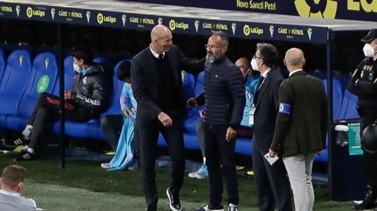 Zidane saluda a Cervera antes del partido