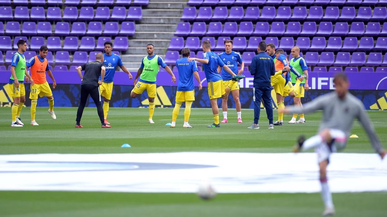 Akapo, en la parte central de la imagen, calentando antes del Valladolid - Cádiz.