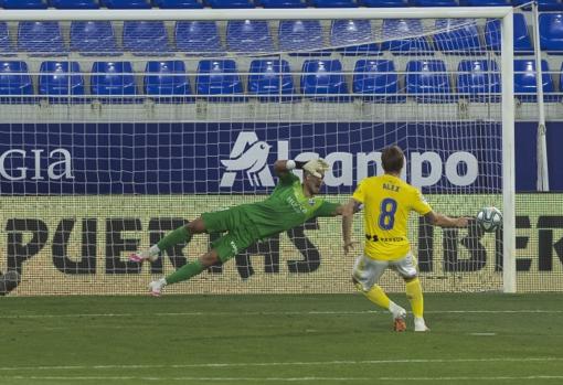 Álex marcó un gol decisivo en Huesca la temporada pasada.