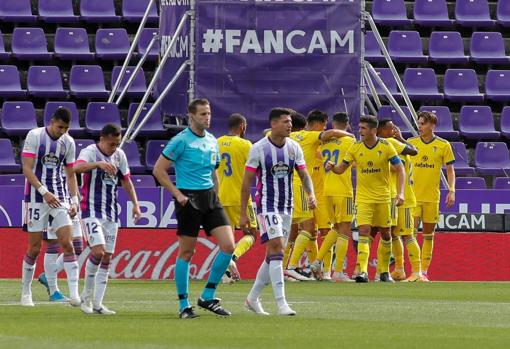 El Cádiz Cf celebra el gol de Cala en Valladolid.