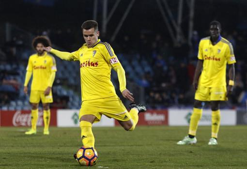 Aketxe lanza un golpe franco directo durante su primera etapa en el Cádiz CF.