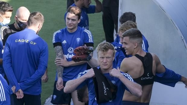 Jens Jonsson y Salvi regresan a una lista de 23