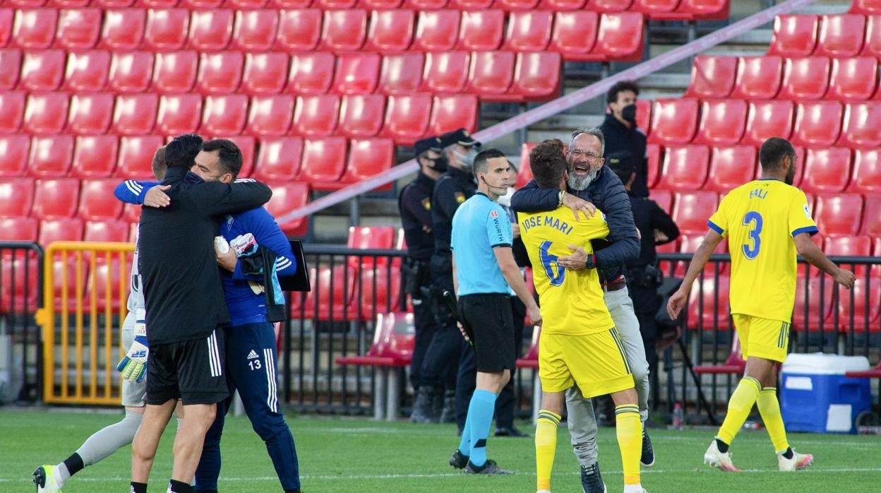 José Mari se abraza con Álvaro Cervera al final del partido en Granada.