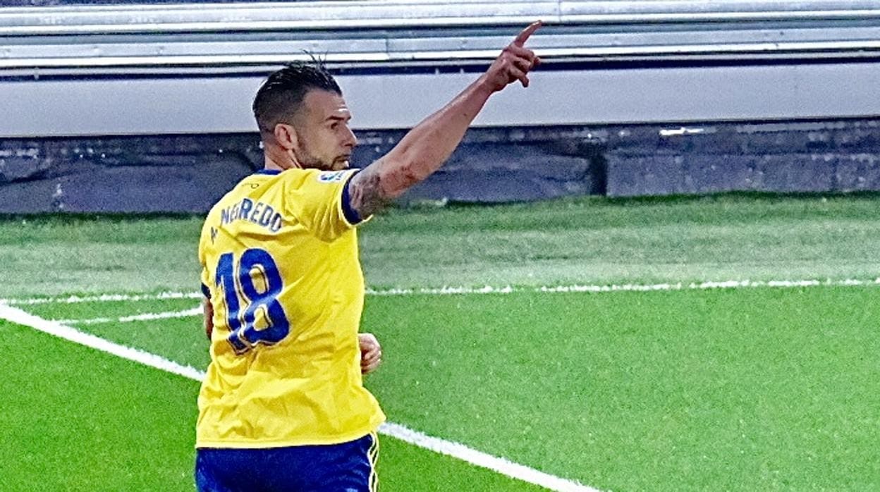 Álvaro Negredo celebra un gol en Carranza.