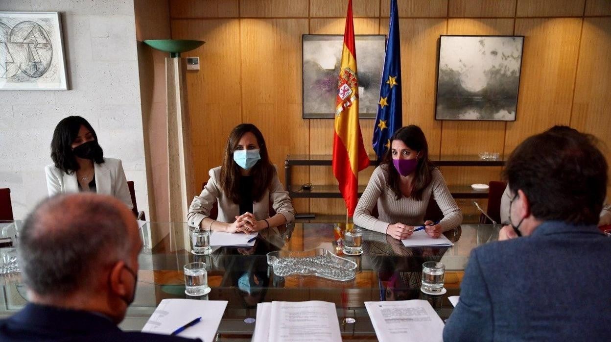 las ministras con el presidente de laliga.