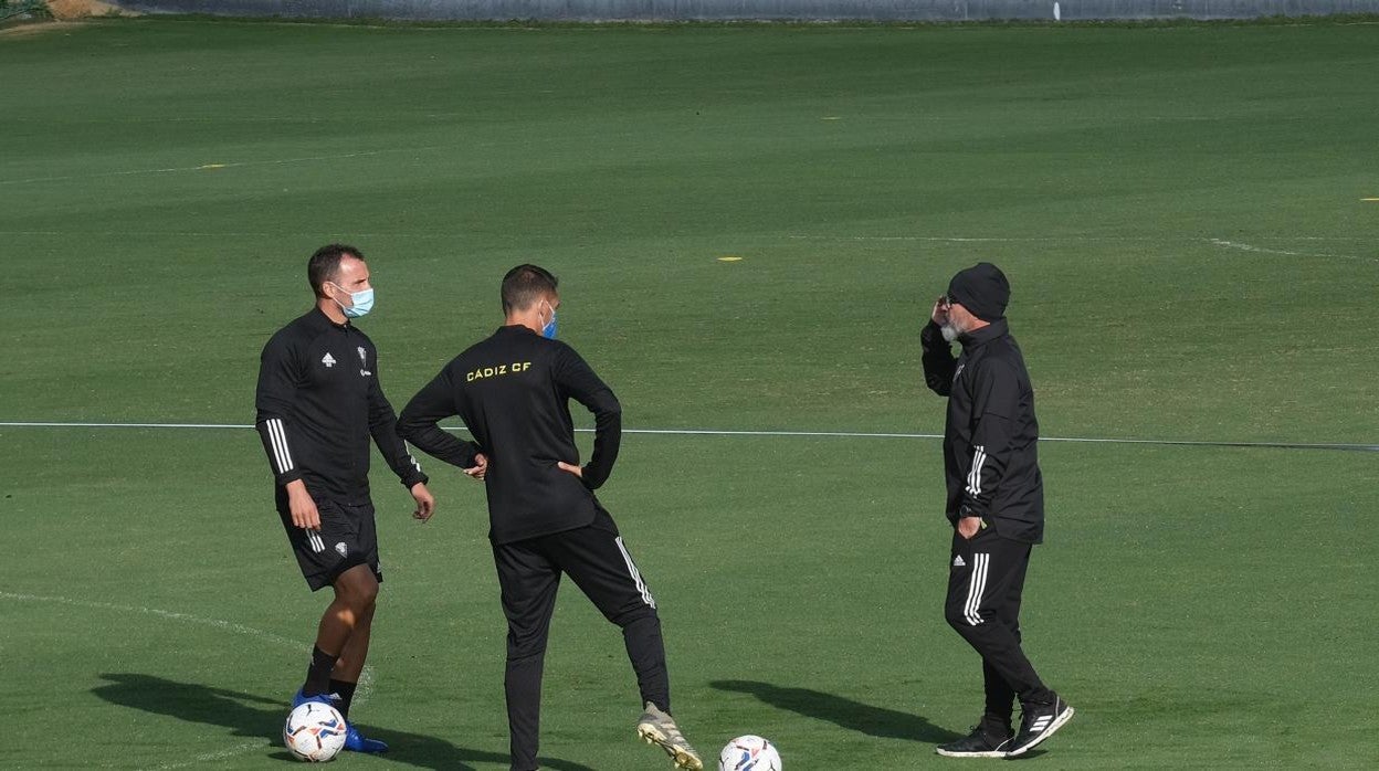 cervera, con parte de su equipo técnico.