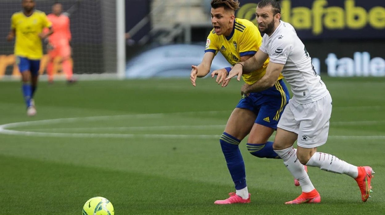 Alejo disputa un balón a Gastón Silva.