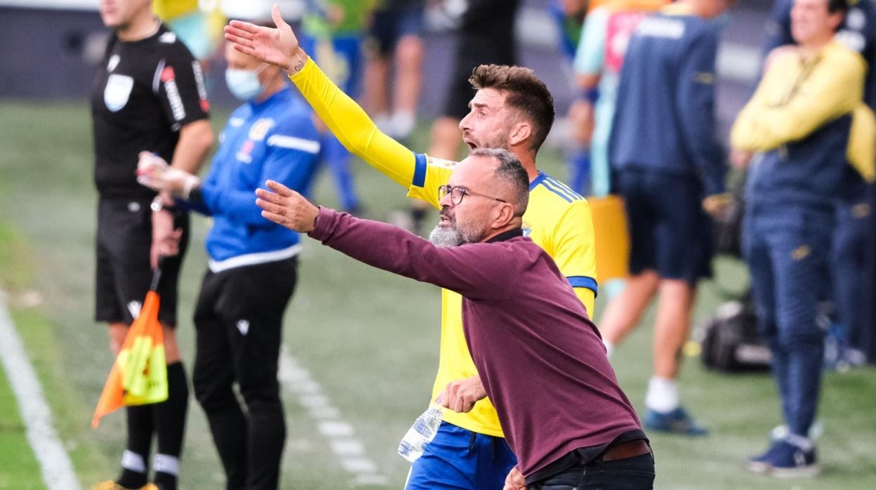 Cevera, con José Mari, da instrucciones en la banda en un partido de esta temporada.