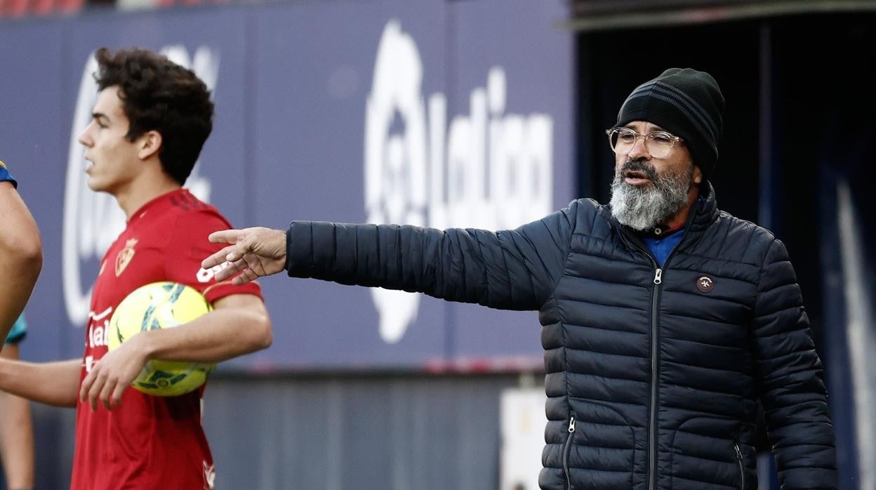 Álvaro Cervera durante el partido contra Osasuna en El Sadar.