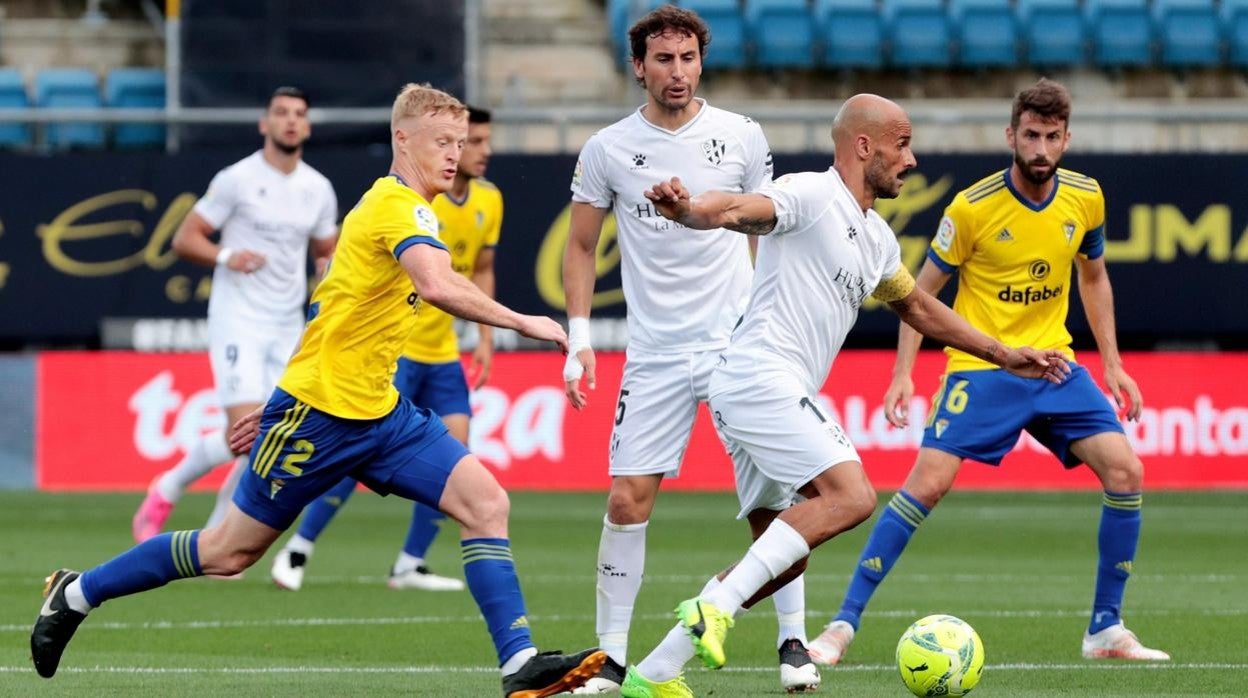 Jens Jonsson vuelve a ser titular en el Cádiz que no puede contar con José Mari.