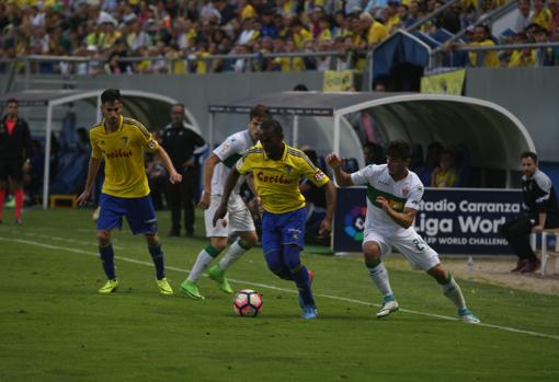 El Cádiz CF ganó 2-1 al Elche en el Estadio Ramón de Carranza.