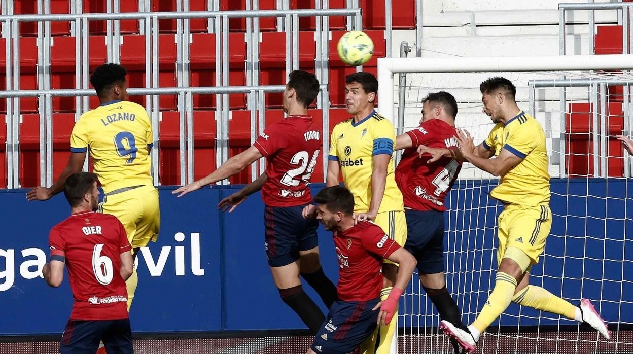 Jugadores del Cádiz en un saque de esquina en El Sadar