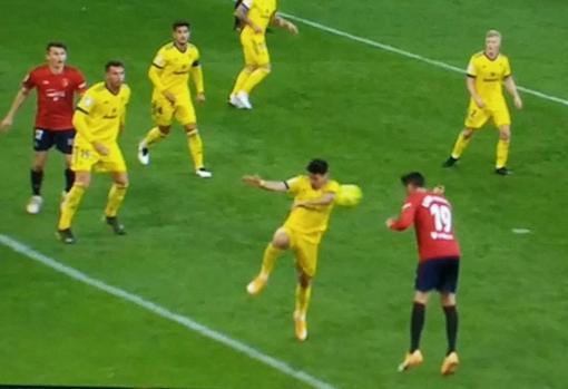 Penalti pitado a Iza en El Sadar durante el Osasuna - Cádiz.