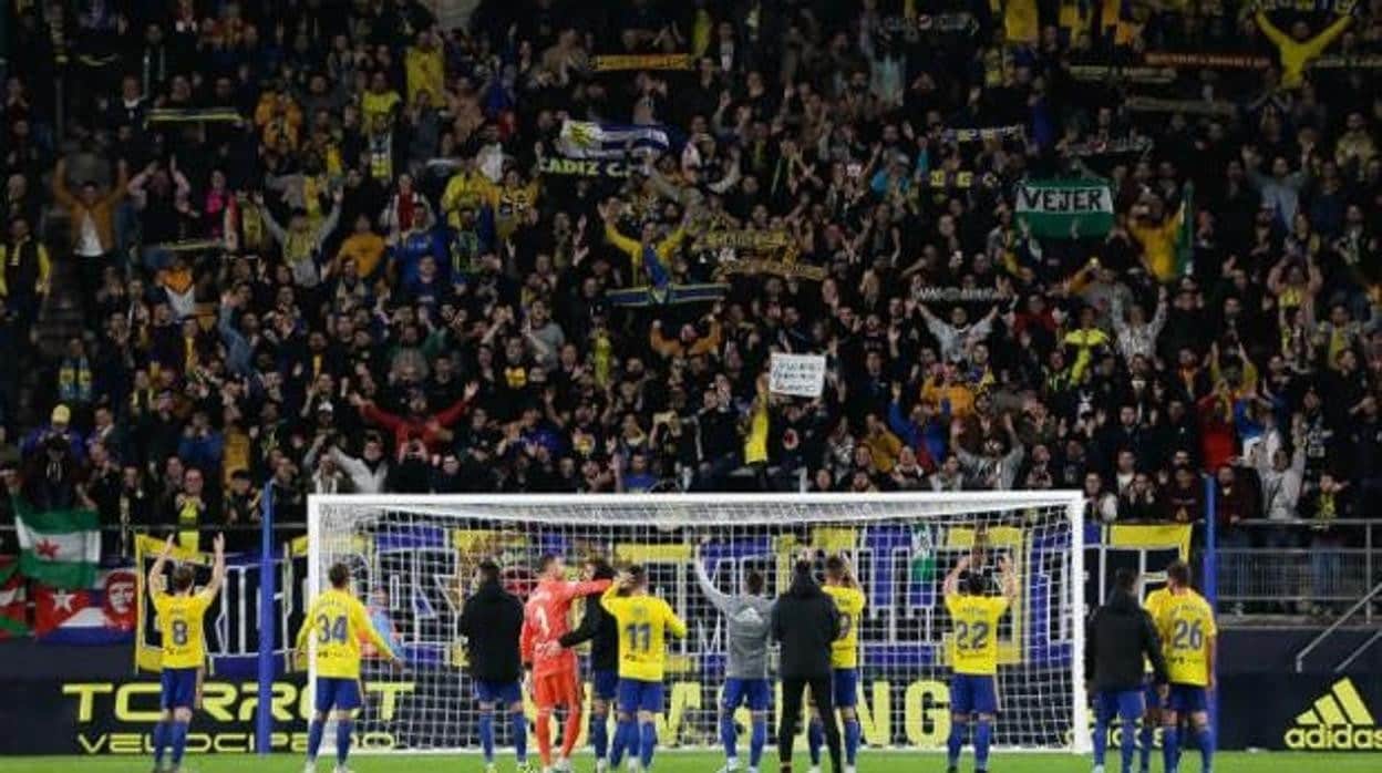 Los jugadores del Cádiz celebran un triunfo con los seguidores amarillos en Carranza.